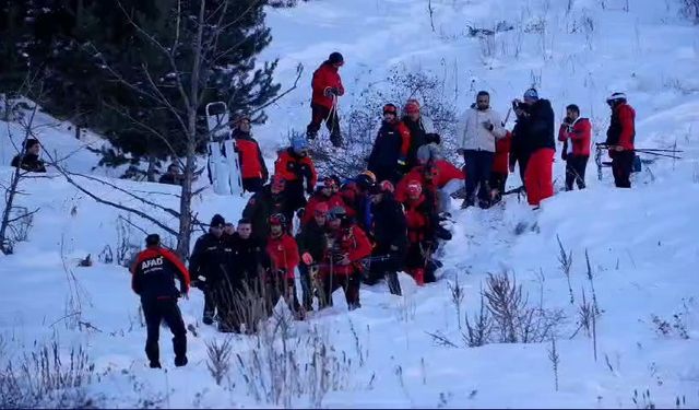 Palandöken Kayak Merkezi’nde çığ düştü. 3 kişinin kurtarıldığı, 2 kişinin çığ altında kaldığı ve AFAD ekiplerinin olay yerine geldiği öğrenildi.