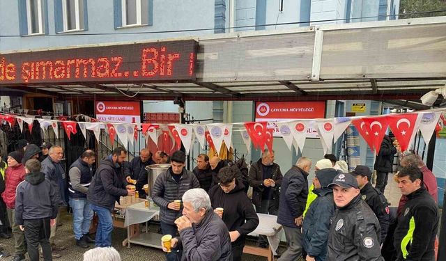 Polislerin hayrına camii cemaati ve öğrencilere ikramda