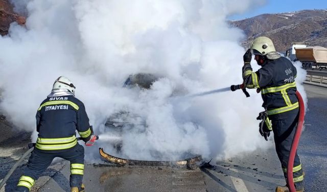 Seyir halindeki otomobil alevlere teslim oldu