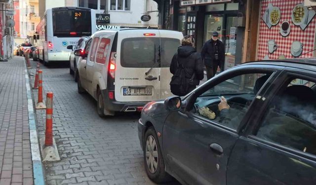 Süleymanpaşa’nın dar sokaklarında trafik çileye dönüşüyor