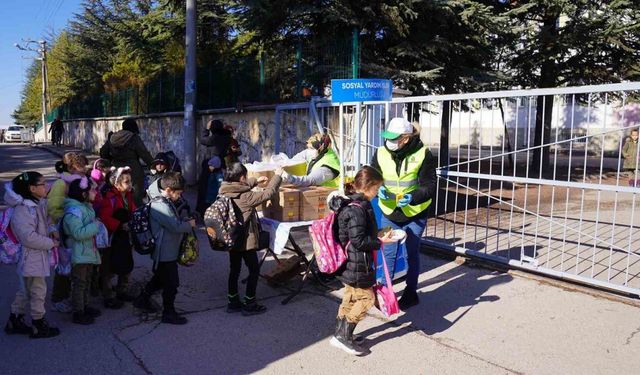 Tepebaşı’ndan ilkokul öğrencilerine beslenme desteği devam ediyor