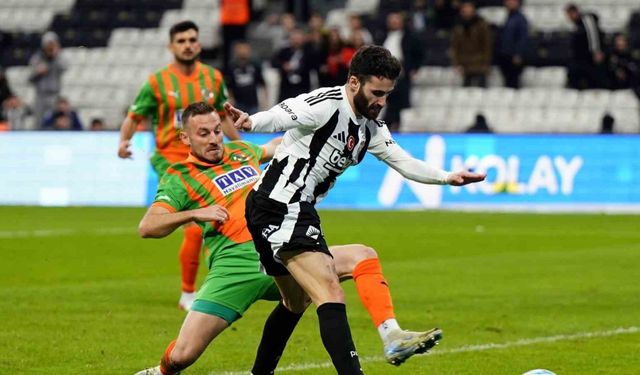 Trendyol Süper Lig: Beşiktaş: 1 - Corendon Alanyaspor: 1 (İlk yarı)