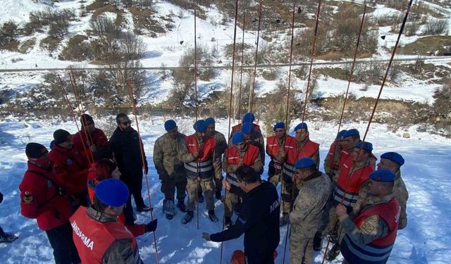 Tunceli’de jandarmaya çığda arama kurtarma eğitimi verildi