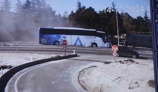 Turistleri taşıyan otobüs, iş makinesine böyle çarptı