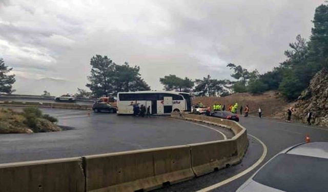 Yolcu otobüsü rampada polis aracına çarptı