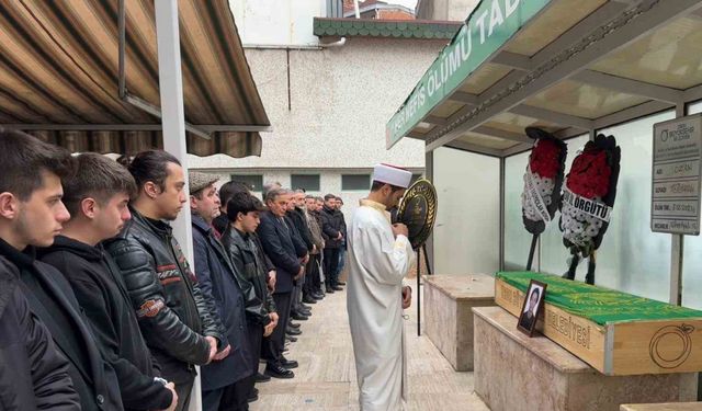 Yolun karşısına geçmek isterken otomobilin çarptığı genç hayatını kaybetti