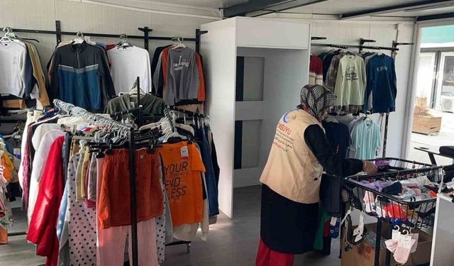 Depremzede vatandaşlara ücretsiz bayram alışverişi yaptıran mağaza