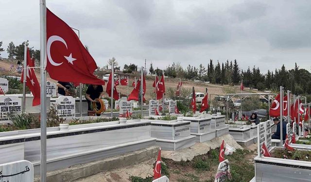 Osmaniye’de şehitler ile depremde hayatını kaybedenlerin kabirleri ziyaret edildi