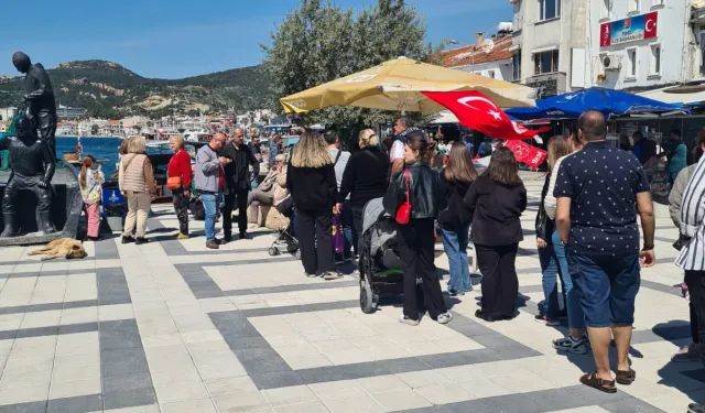 İzmir Foça'da Başbuğ Türkeş'e lokma hayrı