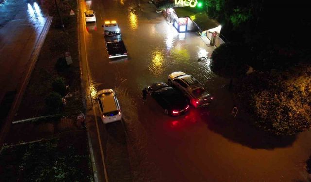 Adana’da sağanak yağış yolları su altında bıraktı