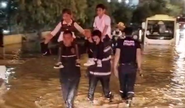 Adana’da yağmur nedeniyle serviste mahsur kalan çocuklar böyle kurtarıldı