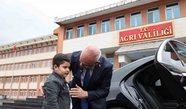Ağrı Valisi Koç, koltuğunu minik öğrenciye devretti