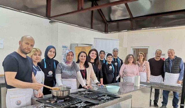 Akademi öğretmenlerine höşmerim yapımı gösterildi