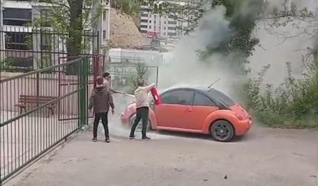 Alev alan otomobile ilk müdahaleyi okul müdürü yaptı