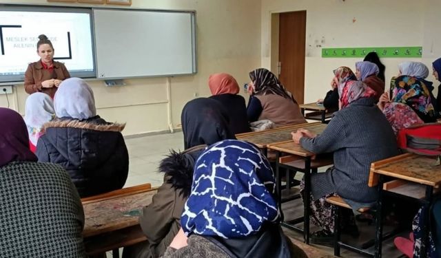 Altıntaş’ta "Meslekleri Tanıyorum" temalı veli bilgilendirme seminerleri