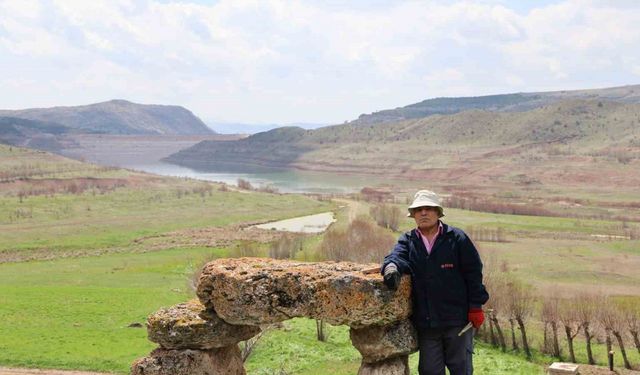 Baraj manzaralı asırlık musalla taşı, köy sakinleri alışsa da ilk kez görenleri ürkütüyor