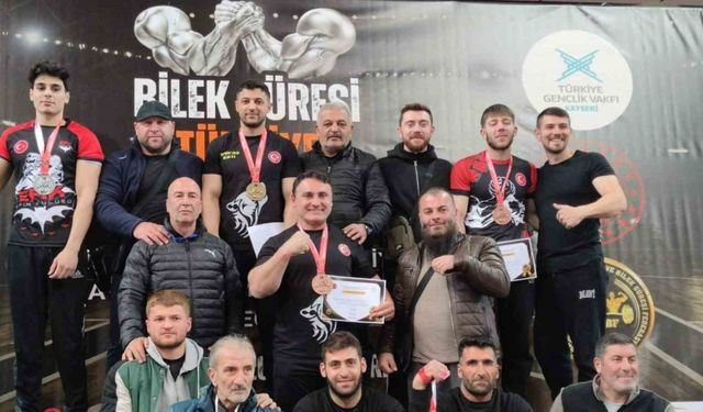 Bayburtlu bilek güreşi sporcuları madalyalarla döndü