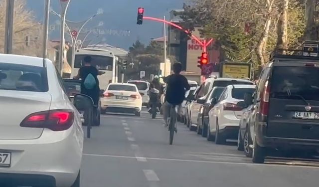 Bisikletle tek teker üzerine giden gençler trafiği tehlikeye düşürüyor