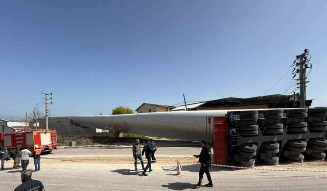 Çanakkale’de rüzgar gülü kanadı taşıyan tır devrildi