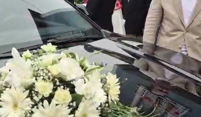 Damadın arkadaşı, sopayla gelin arabasının önünü kesip bahşiş aldı