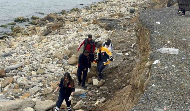 Deniz kenarında yürürken kayalıklardan düştü