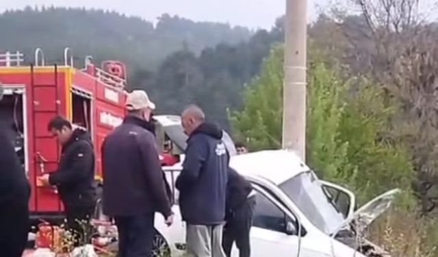 Denizli’de yoldan çıkan otomobil elektrik direğine çarptı; 2 ölü, 1 yaralı