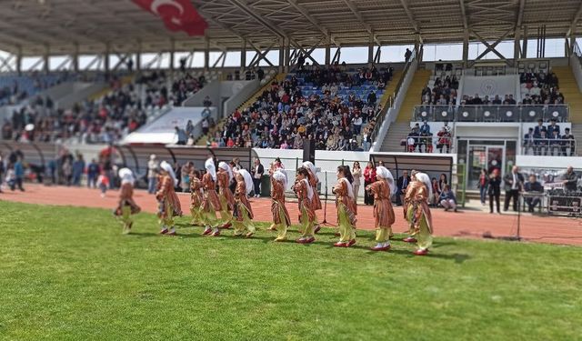 Devrek’te 23 Nisan Çocuk Bayramında minik Ayla folklor grubuna eşlik etti