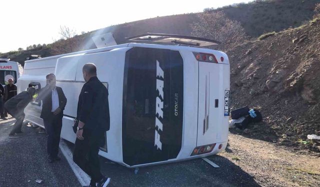 Elazığ-Diyarbakır kara yolunda midibüs devrilmesi sonucu meydana gelen trafik kazasında çok sayıda yaralı olduğu öğrenildi. Bölgeye sağlık, polis, jandarma, AFAD ve itfaiye ekipleri sevk edildi.