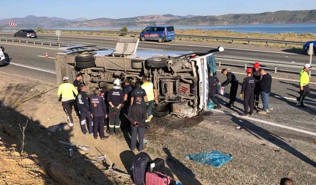Elazığ’da yolcu midibüsü karşı şeride geçerek yan yattı: 25 yaralı
