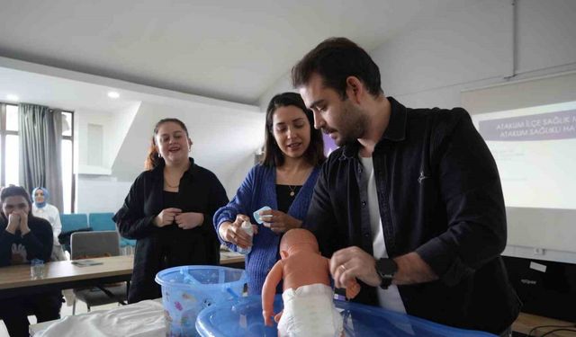 Gebe okulunda tatlı telaş: Baba adayları bez bağladı, bebek yıkadı