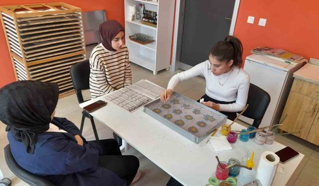 Gençlere "Ebru ve El Sanatları Kursu" düzenlendi