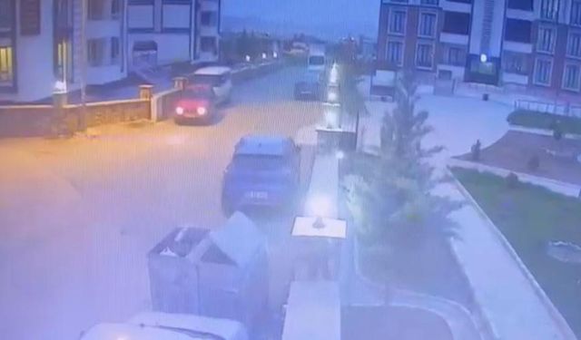 Geri giderken park halindeki araca çarptı