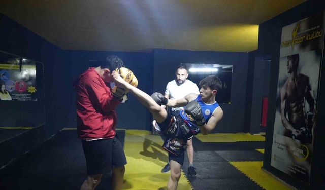 Hamza Eren Göksu, hem wushu hem de muay thaide dünya şampiyonluğu için ter döküyor