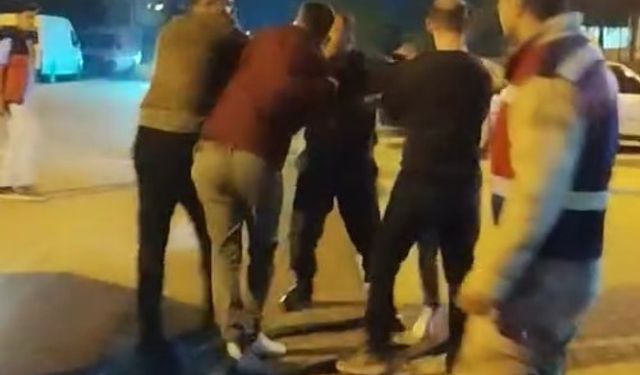 Husumetli aileler karakol çıkışı tekme tokat birbirine girdi: 1 ağır yaralı