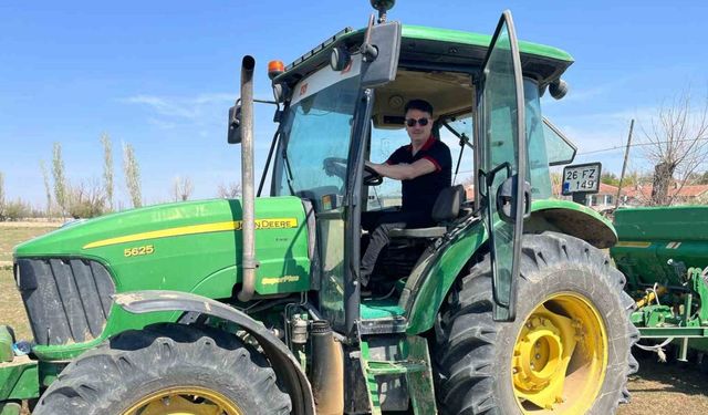 İl Müdürü Gümüş, traktörle gübreleme yaptı