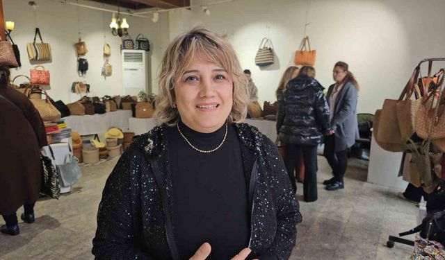 İnternetten hasır çanta yapmayı öğrenen girişimci şimdi kursiyerlerini eğitiyor