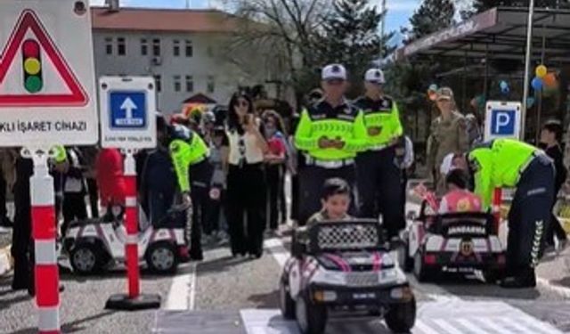 Jandarmadan çocuklara 23 Nisan kutlaması