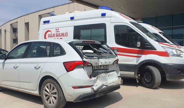 Kamyonet ile otomobil çarpıştı: 3 yaralı