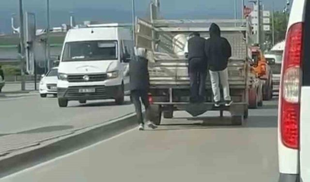Kamyonetin arkasına tutunarak seyahat ettiler