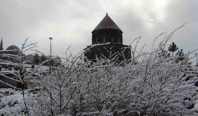 Kars beyaz gelinliğini giydi
