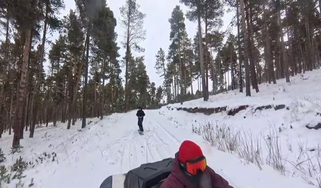Kars’ta 2 kişi ATV araca bağladığı halatla snowboard yaptı