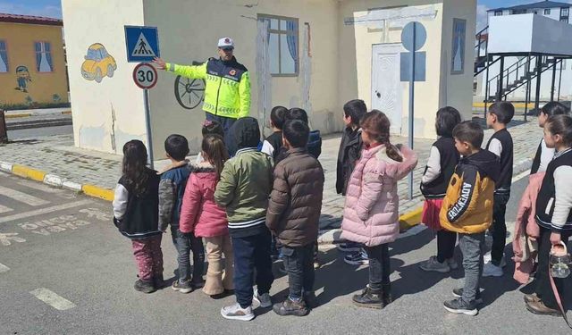Kars’ta öğrencilere trafik eğitimi
