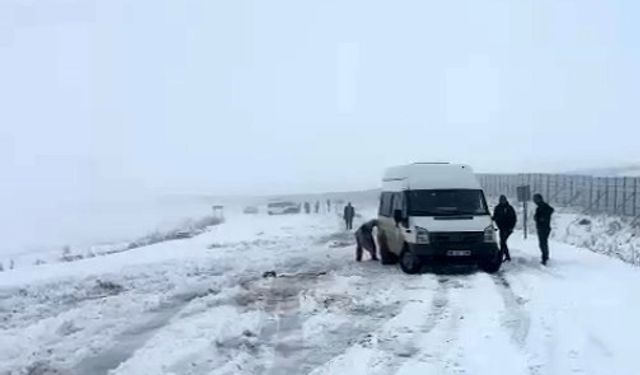 Kars’ta onlarca araç karda mahsur kaldı