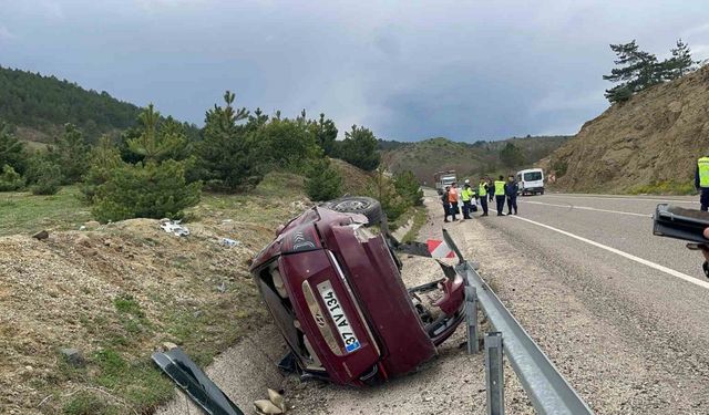 Kastamonu’da virajı alamayan otomobil şarampole devrildi: 3 yaralı