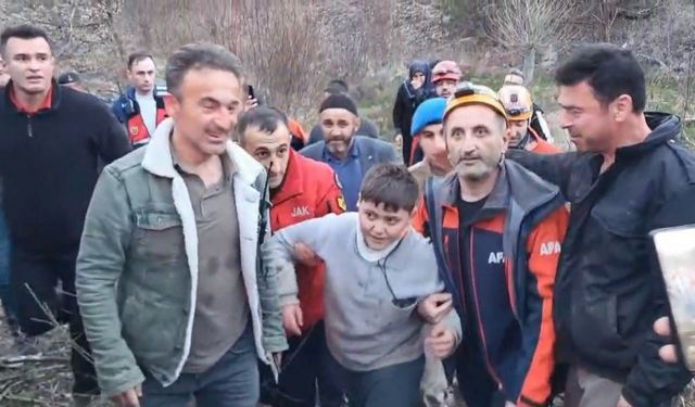 Kaybolan 9 yaşındaki çocuk 12 saatlik çalışmanın ardından ormanda bulundu