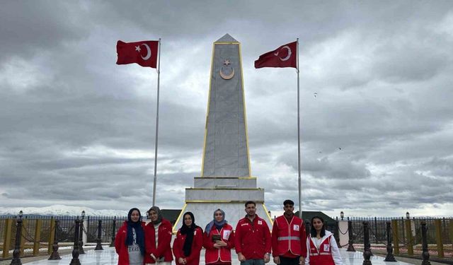 Kızılay gönüllülerinden şehitliğe ziyaret