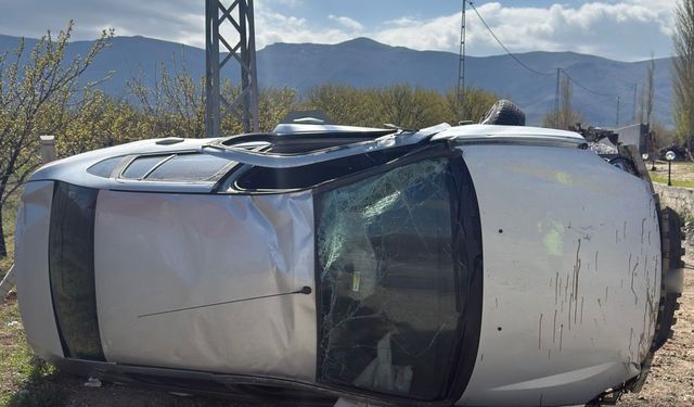 Kontrolden çıkan araç, toprak yığınına çaparak savruldu
