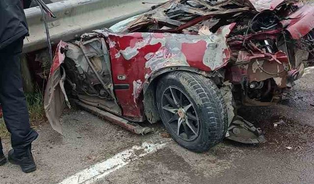 Kontrolden çıkan otomobil bariyerlere saplandı: 2 ağır yaralı