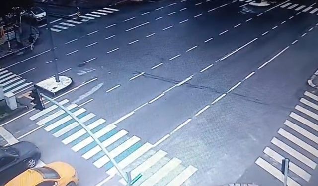 Kütahya’da deprem anı güvenlik kameralarına yansıdı