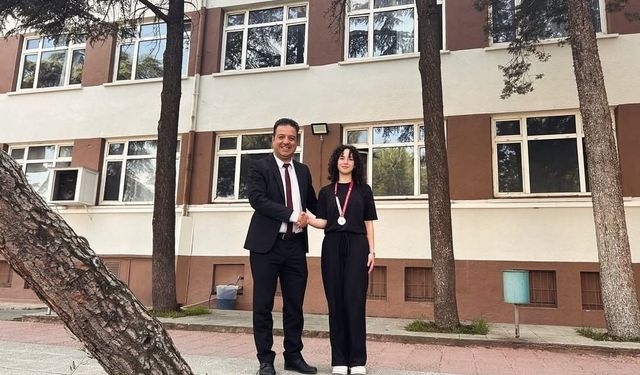 Lise Öğrencisi Betül Sarfın’dan gururlandıran başarı